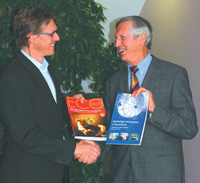 Prof. Dr. Gege bei der Pr�sentation der neuen B.A.U.M.-Brosch�re im ALTOP Verlag, Juli 2005