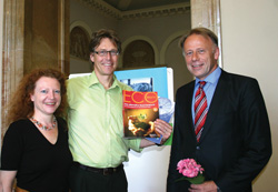 Margarete Bause und J�rgen Trittin (B�ndnis 90/Die Gr�nen) mit Fritz Lietsch (ALTOP Verlag) am 15.07.05 im Bayerischen Landtag